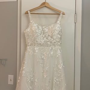 Wedding gown w/ beautiful floral embroidered tulle overlay & full skirt